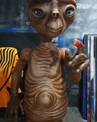 Patung alien fiber setinggi manusia