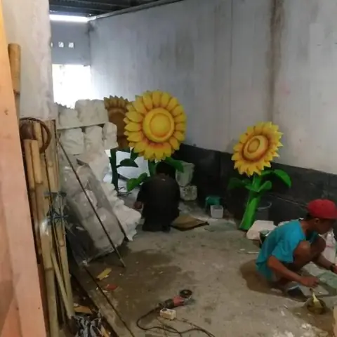 Pengerjaan patung bunga matahari fiber di workshop