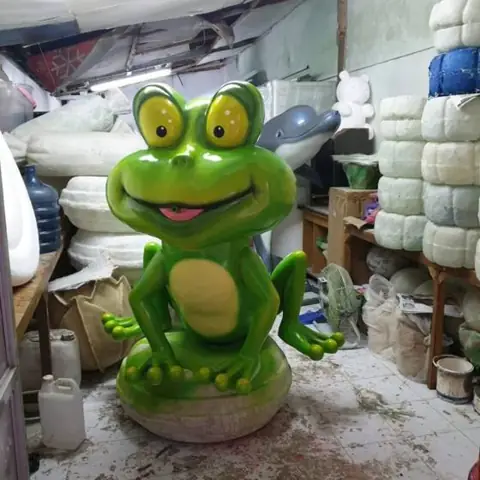 Patung katak hijau dari fiber