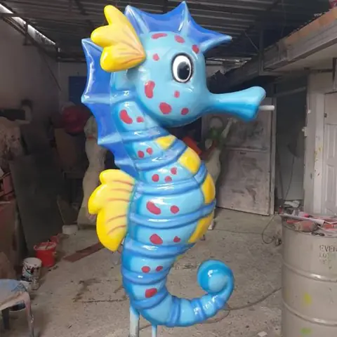 Patung kuda laut biru dari fiber