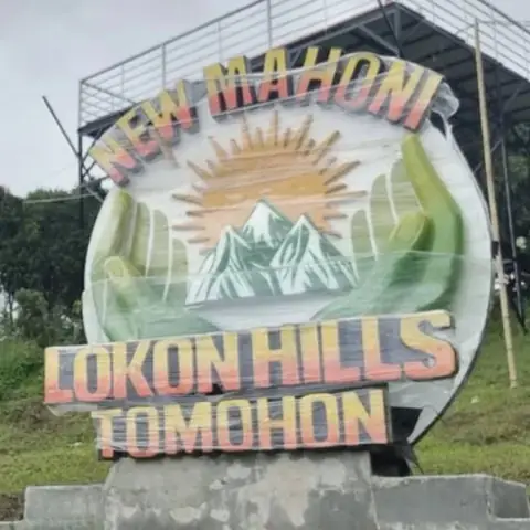 Gapura penanda lokasi wisata bertema pegunungan dari fiber