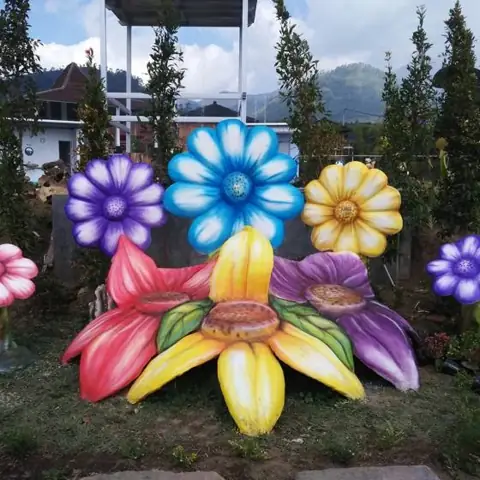 Patung bunga raksasa warna-warni untuk spot foto