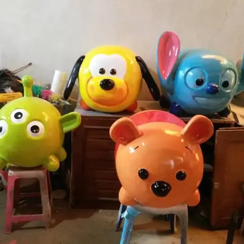Patung kepala karakter kartun warna-warni dari fiber