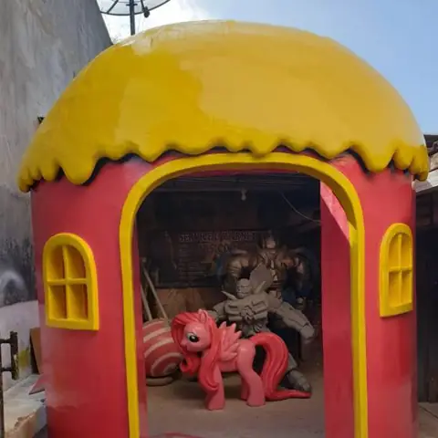 Rumah mini berkubah kuning untuk spot foto anak