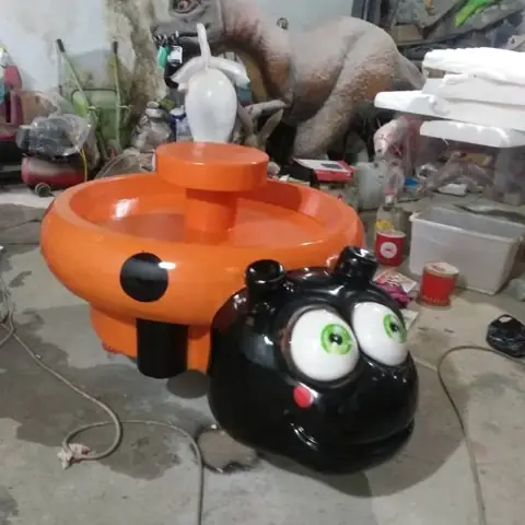 Patung kumbang dan wahana mini dari fiber