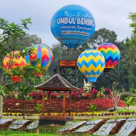 Balon udara dekoratif di taman wisata air