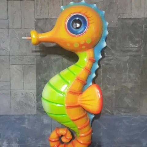 Patung kuda laut oranye dari fiber