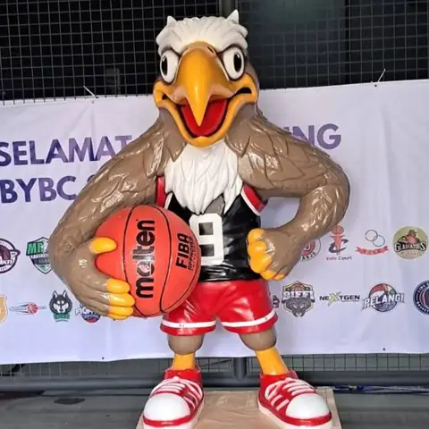 Patung maskot elang pemain basket