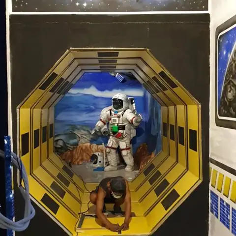 Dekorasi lorong 3D bertema luar angkasa dengan patung astronot