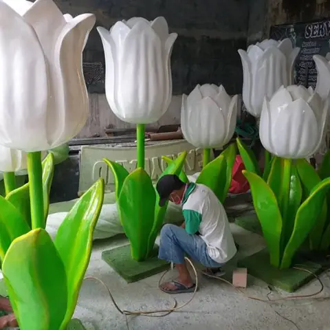 Patung bunga tulip putih raksasa dari fiber