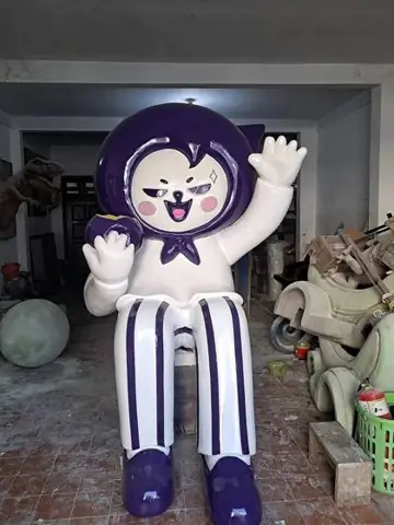 Patung karakter maskot duduk berpakaian bergaris