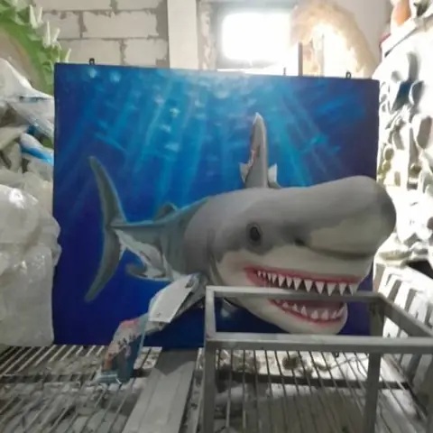 Patung 3D hiu pada panel mural laut
