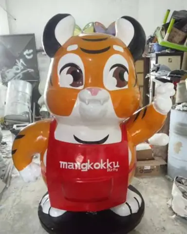 Patung maskot harimau berseragam basket
