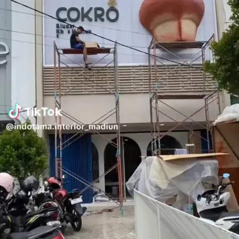Pemasangan ornamen fiber di atas bangunan